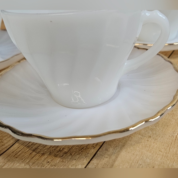 VINTAGE ANCHOR HOCKING FIRE KING TEA SET - GOLD RIMMED SWIRLED SHELL MILK GLASS - Picture 4 of 8